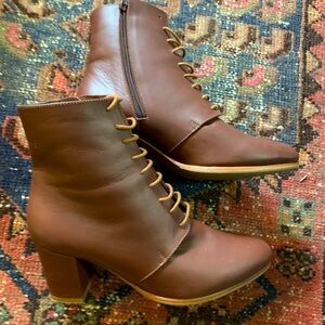 Poppy Barley sz 7.5 lace up boot